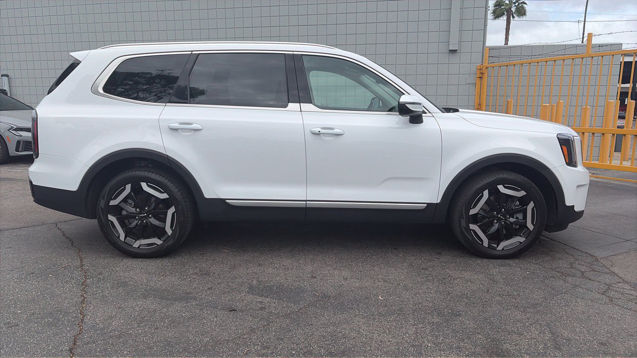 Certified 2023 Kia Telluride EX w/ EX Captain's Chair Package FWD image 2