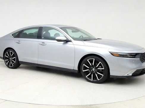 Used 2023 Honda Accord Touring image 3