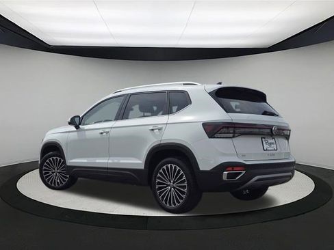 New 2026 Volkswagen Taos SE FWD image 5