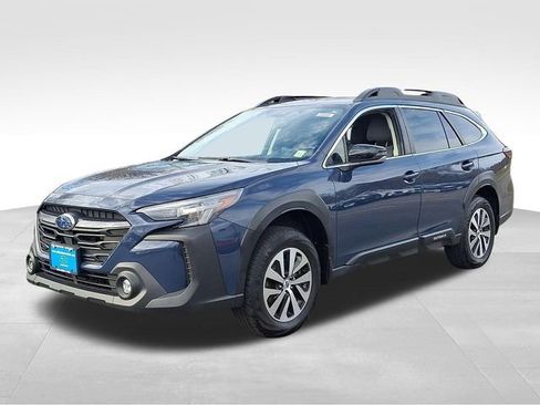 Used 2025 Subaru Outback Premium image 3