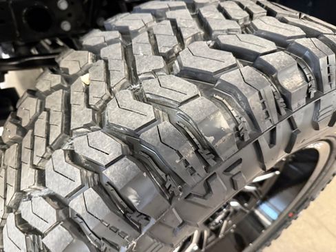 Used 2025 Jeep Gladiator Sport image 38