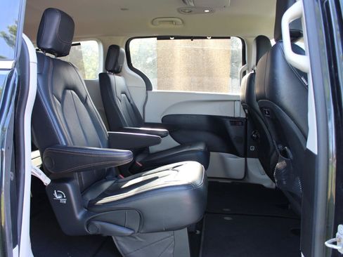 Used 2018 Chrysler Pacifica Touring-L w/ Advanced Safetytec Group FWD image 35
