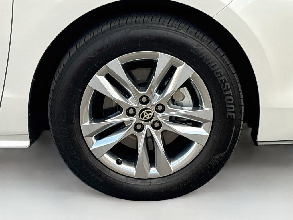 Certified 2026 Toyota Sienna XLE FWD image 31