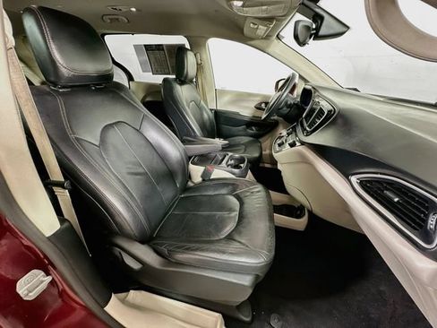 Used 2018 Chrysler Pacifica Touring-L FWD image 33