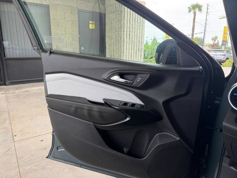 Used 2025 Chevrolet Trax LT FWD image 18