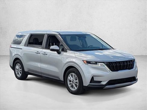 Used 2022 Kia Carnival LX image 3