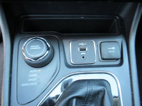 Used 2020 Jeep Cherokee Limited AWD/4WD image 25