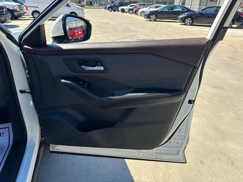 Used 2023 Nissan Rogue SV image 35