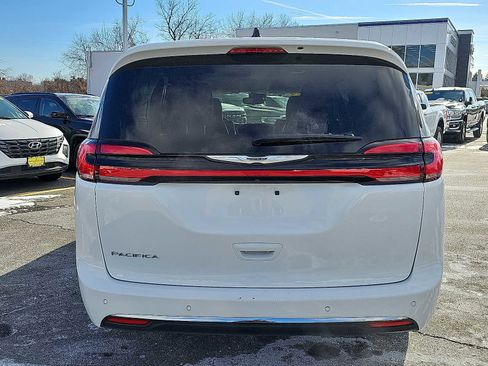 Used 2024 Chrysler Pacifica Touring-L image 5