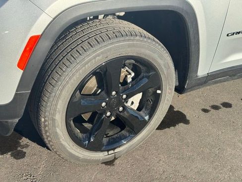 Certified 2025 Jeep Grand Cherokee Limited w/ Black Appearance Package image 11