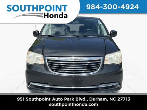 Used 2012 Chrysler Town & Country Touring image 3