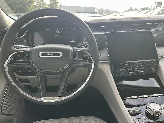Used 2023 Jeep Grand Cherokee Overland AWD/4WD image 15
