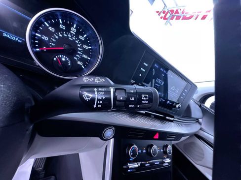 Used 2023 Kia Carnival LX FWD image 19