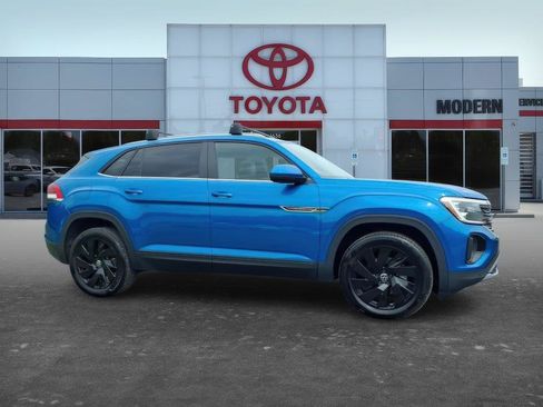 Used 2024 Volkswagen Atlas Cross Sport SE w/ Panoramic Sunroof Package FWD image 9