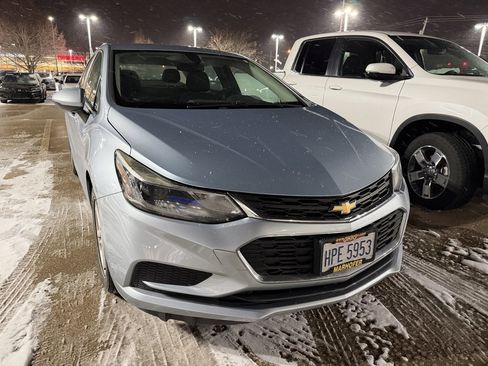 Used 2017 Chevrolet Cruze LT w/ Convenience Package image 2