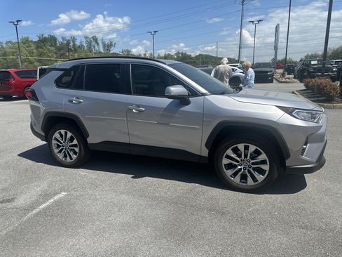 Used 2021 Toyota RAV4 XLE Premium FWD image 6
