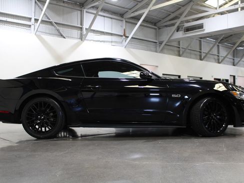 Used 2017 Ford Mustang GT w/ GT Performance Package RWD image 9