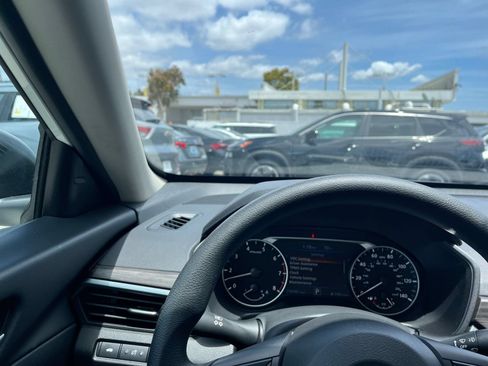 Used 2025 Nissan Altima 2.5 SV FWD image 35