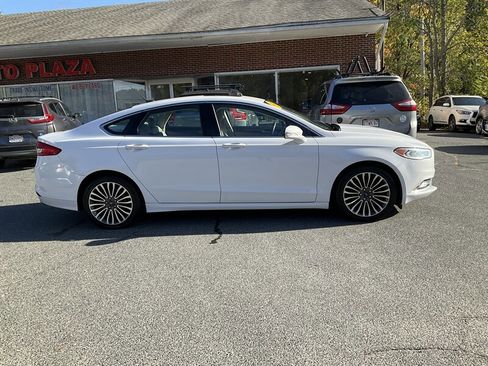 Used 2017 Ford Fusion SE w/ Fusion SE Technology Package image 4