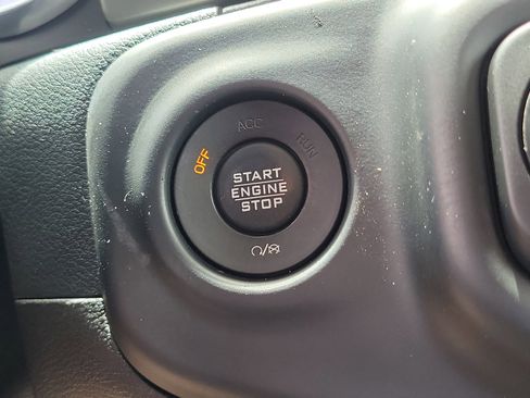 Used 2018 Jeep Wrangler Unlimited Sahara w/ Cold Weather Group AWD/4WD image 30