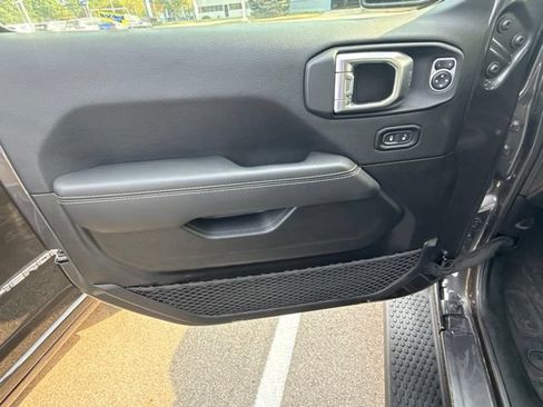 Used 2022 Jeep Wrangler Unlimited Sahara w/ Cold Weather Group AWD/4WD image 17