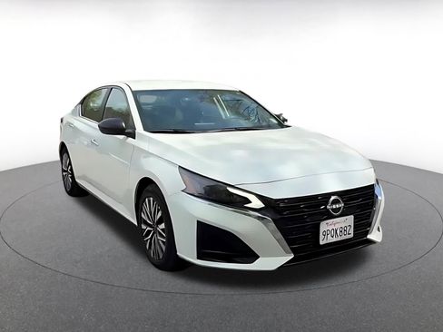 Used 2025 Nissan Altima 2.5 SV FWD image 3