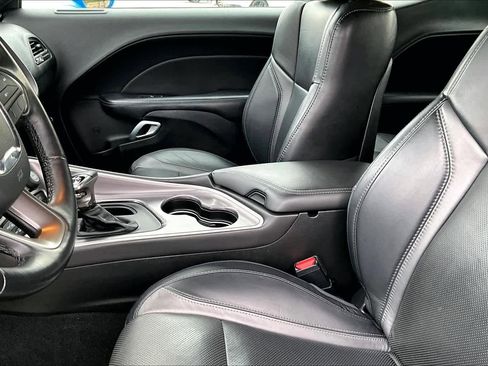 Used 2019 Dodge Challenger SXT w/ Plus Package image 7