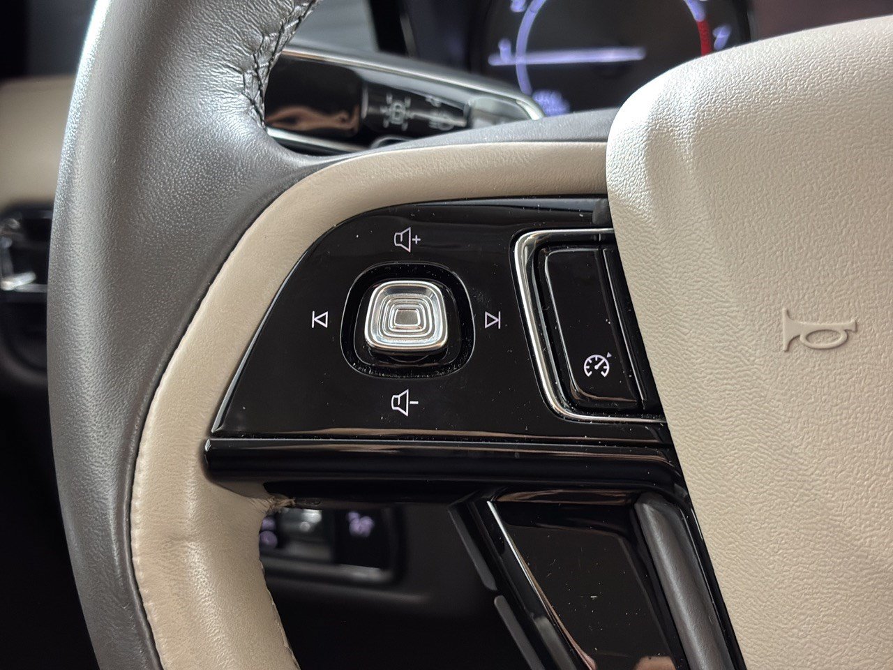 Used 2021 Lincoln Corsair FWD w/ Convenience Package image 18