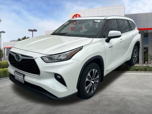 Used 2020 Toyota Highlander XLE AWD/4WD image 3