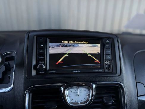 Used 2014 Chrysler Town & Country Touring image 29