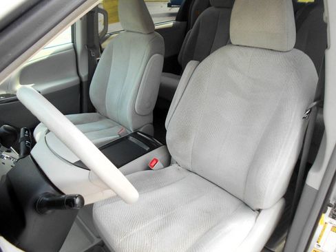 Used 2011 Toyota Sienna LE w/ Towing Pkg FWD image 10
