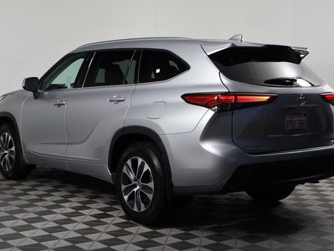 Used 2021 Toyota Highlander XLE FWD image 6