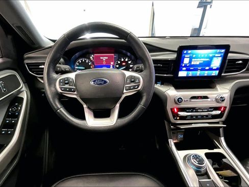Used 2022 Ford Explorer XLT w/ Equipment Group 202A image 5
