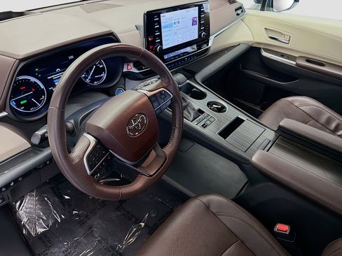 Used 2022 Toyota Sienna Platinum FWD image 7