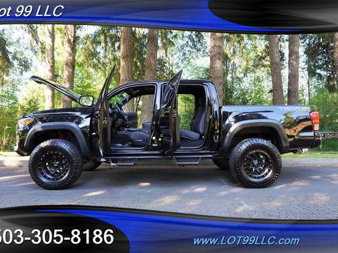 Used 2017 Toyota Tacoma TRD Off-Road w/ Premium & Technology Package AWD/4WD image 27