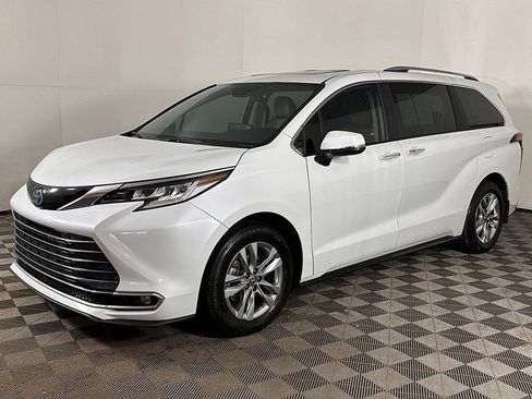 Used 2024 Toyota Sienna Limited FWD image 9