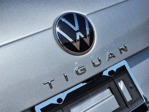 Used 2024 Volkswagen Tiguan SE image 12
