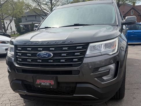 Used 2017 Ford Explorer XLT w/ Equipment Group 202A AWD/4WD image 8