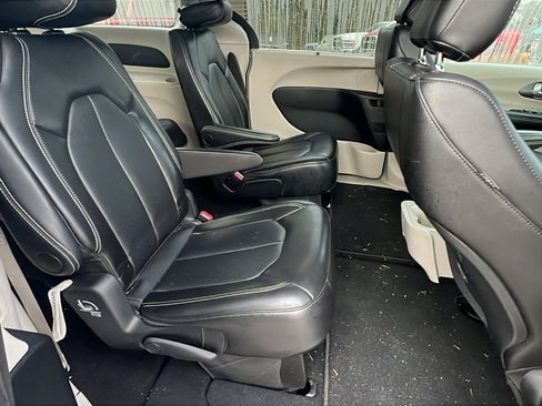 Used 2024 Chrysler Pacifica Touring-L image 21