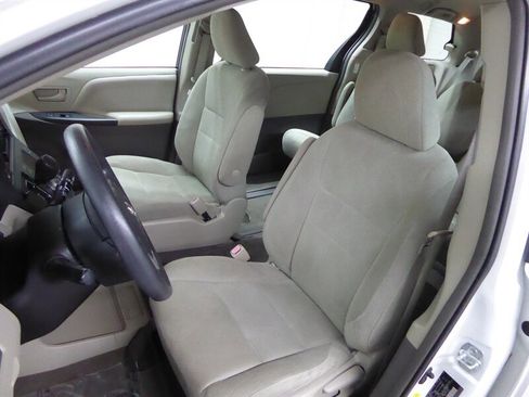 Used 2016 Toyota Sienna L image 17