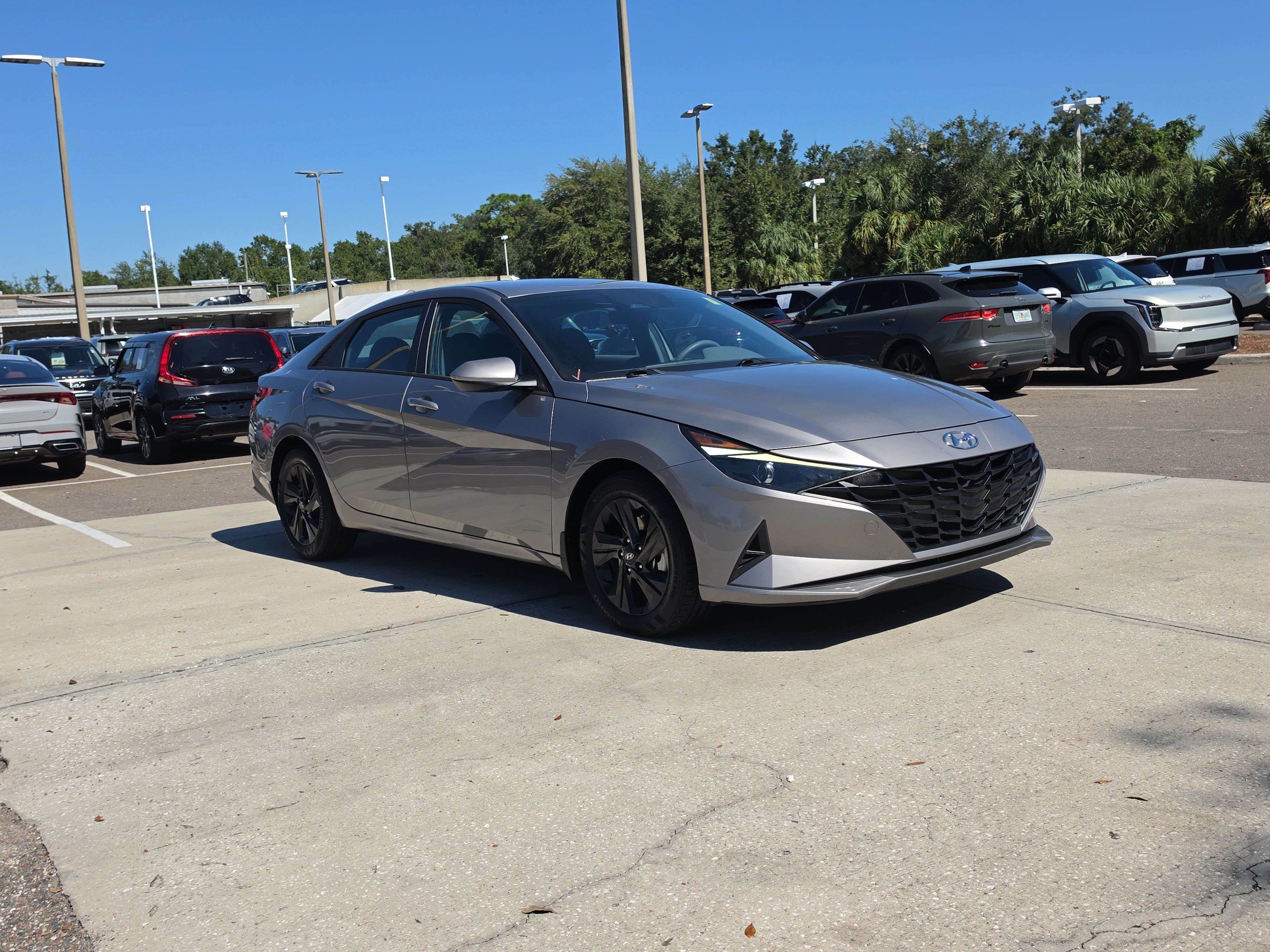 Used 2023 Hyundai Elantra SEL FWD image 2