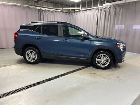 Used 2024 GMC Terrain SLE w/ Driver Convenience Package image 8
