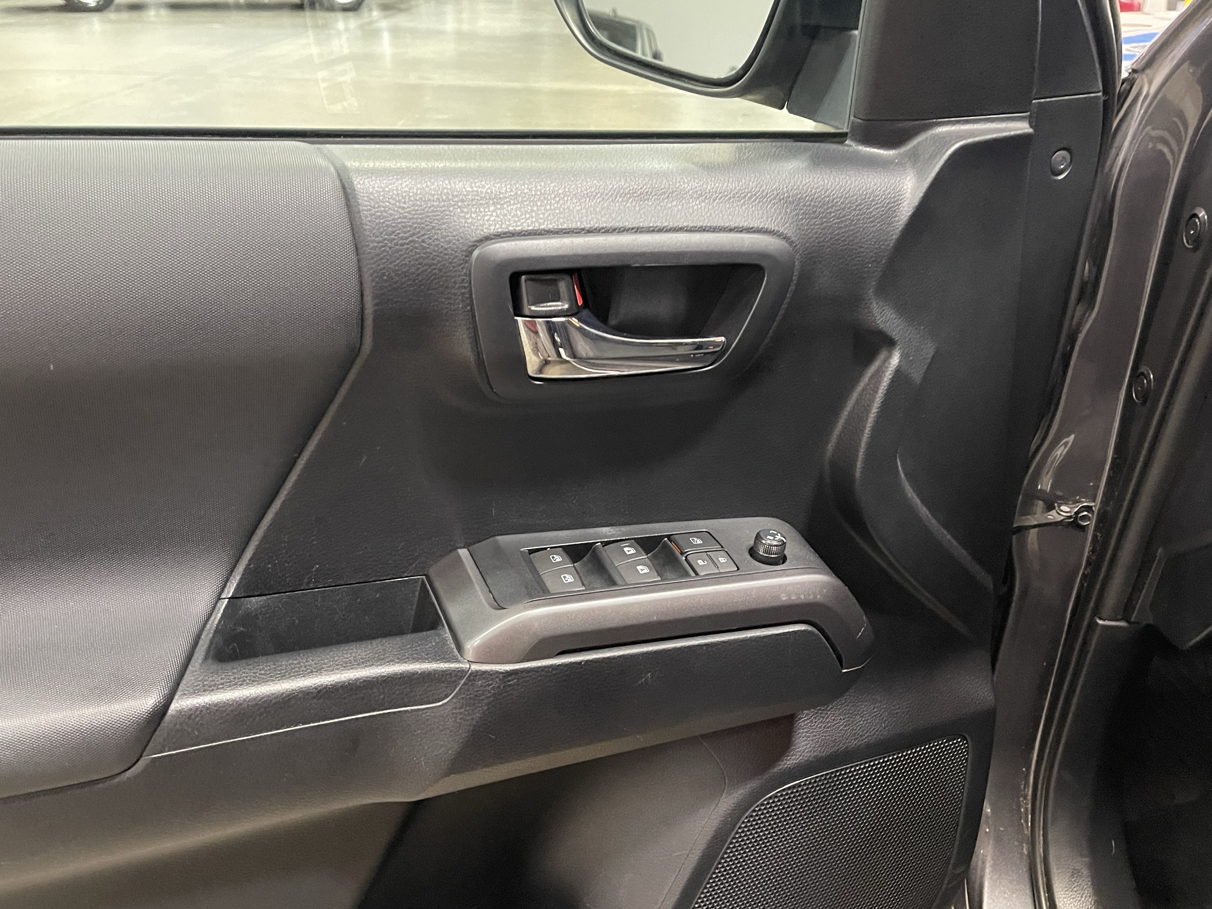 Used 2019 Toyota Tacoma TRD Off-Road AWD/4WD image 17