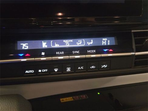 Used 2025 Toyota Sienna LE image 18