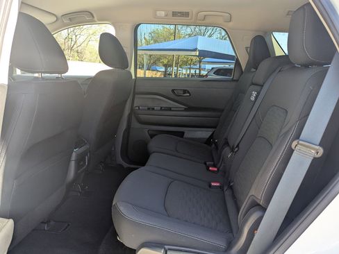 Used 2025 Nissan Pathfinder SV image 14