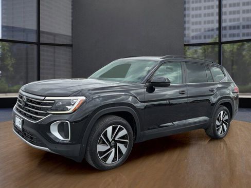 Used 2024 Volkswagen Atlas SE w/ Panoramic Sunroof Package FWD image 9