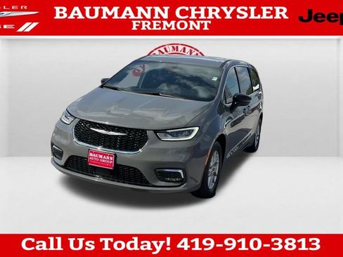 Used 2025 Chrysler Pacifica Select FWD image 2