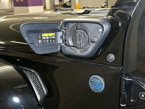Used 2024 Jeep Wrangler High Altitude AWD/4WD image 17