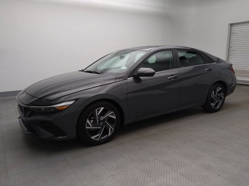 Used 2025 Hyundai Elantra SEL FWD image 2