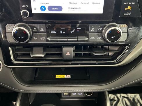Used 2024 Toyota Highlander XLE image 12